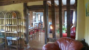 Televisie, een dvd-speler, tafelvoetbal en een tafeltennistafel