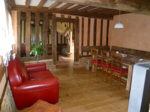 Dining - Ideal for 2 families (7-8 p.) Quiet, tree house, forest. 12% b/w. (Saint-Cyr-De-Salerne)