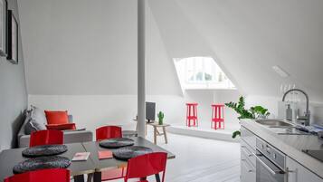 Apartment, 1 Queen Bed, Non Smoking | 1 bedroom, free WiFi, bed sheets