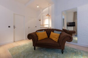 Apartment, 1 Queen Bed, Non Smoking | Free WiFi, bed sheets