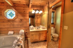 Shower, jetted bath, towels - Lovesong #9- Charming & Clean Log Cabin!! (Sevierville)