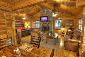 Interior - Hugs & Kisses #24 - Charming & Clean Log Cabin! (Sevierville)