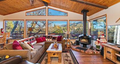 Walk to Bear Mtn, National Forest, Golf Course & Zoo! PET FRIENDLY! Outdoor HOT TUB! Amazing Ski Slope Views!