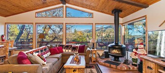 Walk to Bear Mtn, National Forest, Golf Course & Zoo! PET FRIENDLY! Outdoor HOT TUB! Amazing Ski Slope Views!
