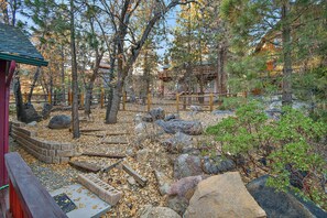 Property grounds - Walk to Bear Mtn, National Forest, Golf Course & Zoo! PET FRIENDLY! Outdoor HOT TUB! Amazing Ski Slope Views! (Big Bear Lake)