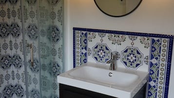 Ducha, secador de pelo, toallas y jabón