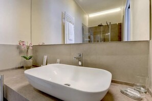 Hårtork och handdukar