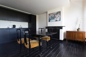 Apartment, 2 Queen Beds, Non Smoking | 2 bedrooms, free WiFi, bed sheets - Grand American 30 (Antwerp)