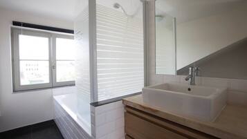 Appartement, 2 queensize bedden, niet-roken | Badkamer | Een douche, gratis toiletartikelen, een haardroger, handdoeken