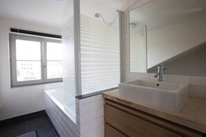 Apartment, 2 Queen Beds, Non Smoking | Bathroom