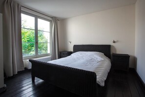 Apartment, 2 Queen Beds, Non Smoking | 2 bedrooms, free WiFi, bed sheets - Grand American 30 (Antwerp)