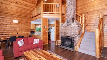 Smart TV, chimenea, reproductor de DVD y libros