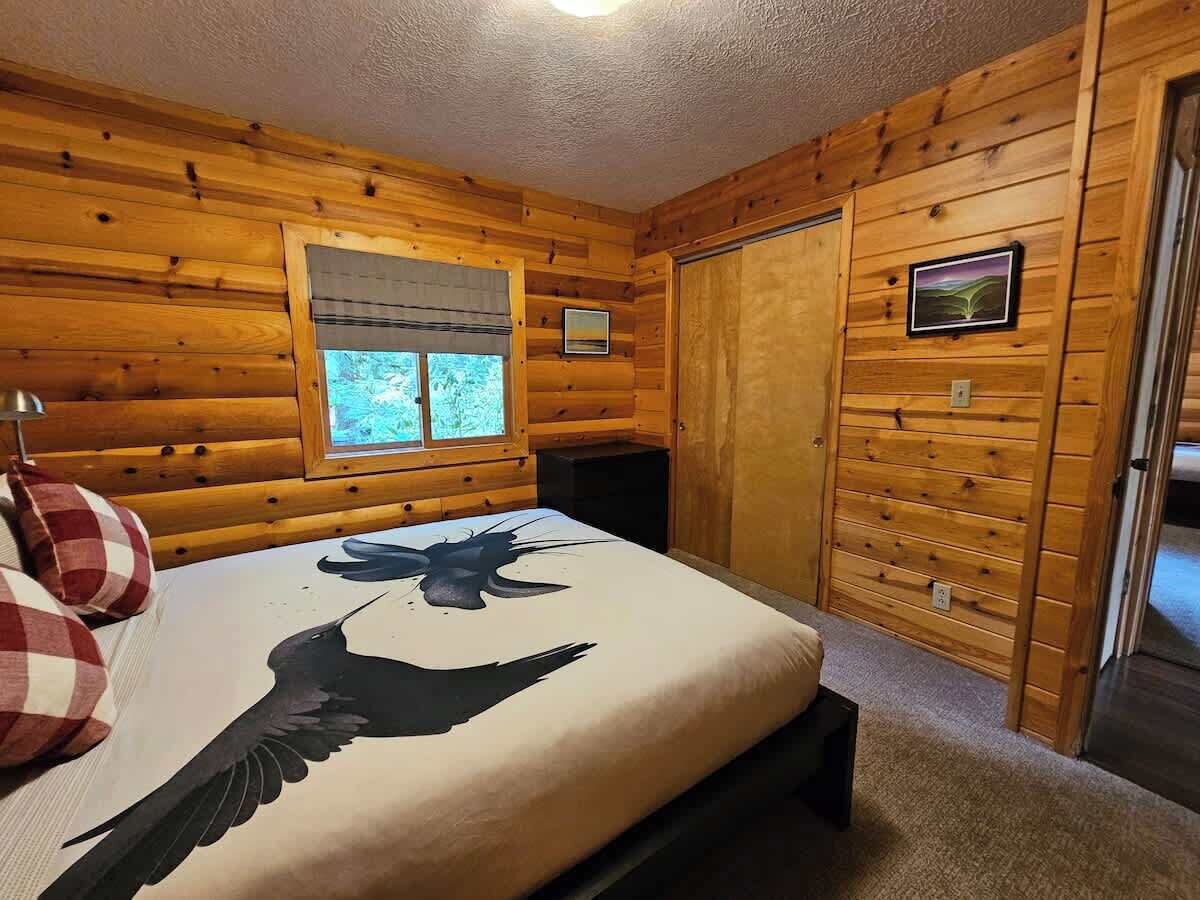 3 bedrooms, iron/ironing board, travel cot, free WiFi