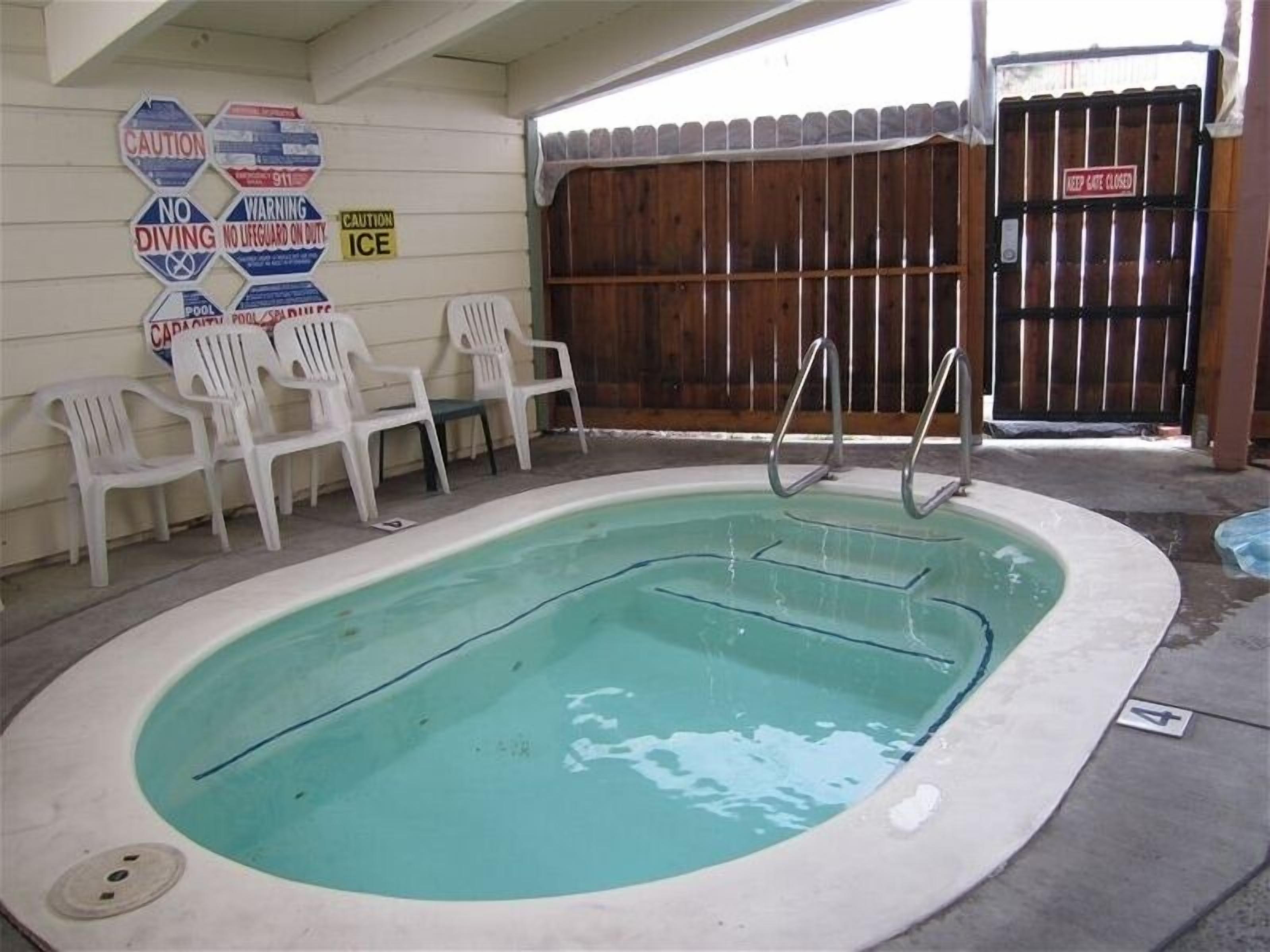 Una piscina al aire libre, una piscina climatizada