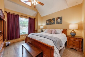 6 bedrooms, pillow-top beds, desk, iron/ironing board