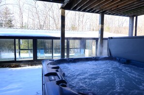Indoor spa tub