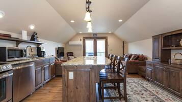 Geladeira, micro-ondas, fogĂŁo, cooktop