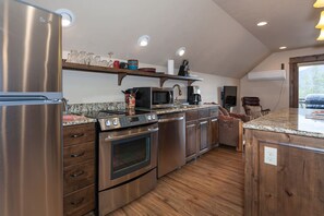 Réfrigérateur, four à micro-ondes, un four, surface de cuisson