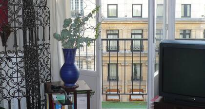 Montparnasse Quartier typiquement parisien français. 1BR / 2BR. 4 personnes.
