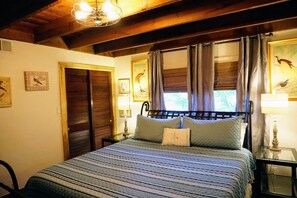 2 bedrooms, iron/ironing board, free WiFi, bed sheets - Access to secret spring, free canoes, Pet Friendly. Nature Lovers paradise! Discounts applied for stays longer than 7 days and 30 days! (Hernando)