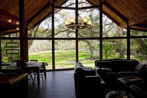 Interior - Access to secret spring, free canoes, Pet Friendly. Nature Lovers paradise! Discounts applied for stays longer than 7 days and 30 days! (Hernando)