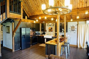 Køleskab, mikrobølgeovn, ovn, kogeplade