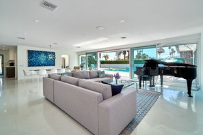 Smart TV, fireplace, stereo - Mid Century Modern Gated Old Las Palmas Pool/Spa Mountain Views Pet Friendly (Palm Springs)