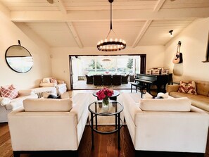 Smart-tv, een open haard, een dvd-speler en een stereo