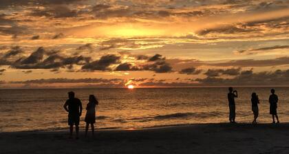 Vintage Florida Beach Cottage, one block to the sand of Indian Rocks Beach FL