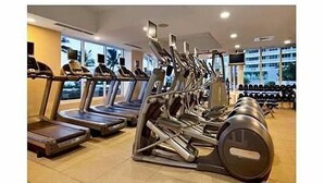 Ein Fitnessraum mit Laufbändern und Trainingsgeräten.