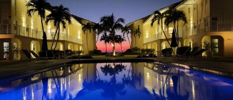 Una piscina al aire libre