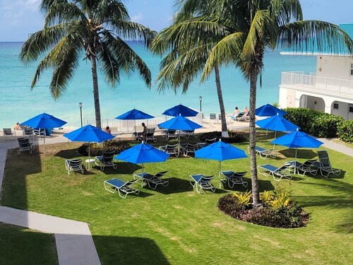 Oceanside Condo on 7 Mi. Beach Pool Access Walk to Camana Bay! 