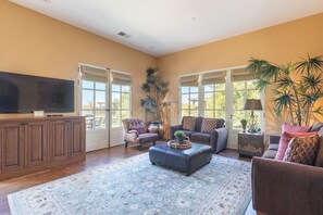 Smart-TV, Kamin, DVD-Player, Tischtennisplatte