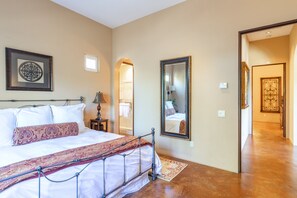 4 bedrooms, desk, iron/ironing board, free WiFi - Stunning Villa in the Heart of Sonoma County (Santa Rosa)