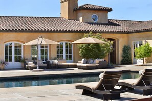 A heated pool - Stunning Villa in the Heart of Sonoma County (Santa Rosa)