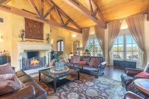 Smart-TV, Kamin, DVD-Player, Tischtennisplatte