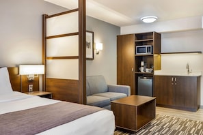 Kamar Bisnis, 1 Tempat Tidur Queen, Bebas Asap Rokok | Bantalan ekstra lembut, meja kerja, dan setrika/meja setrika