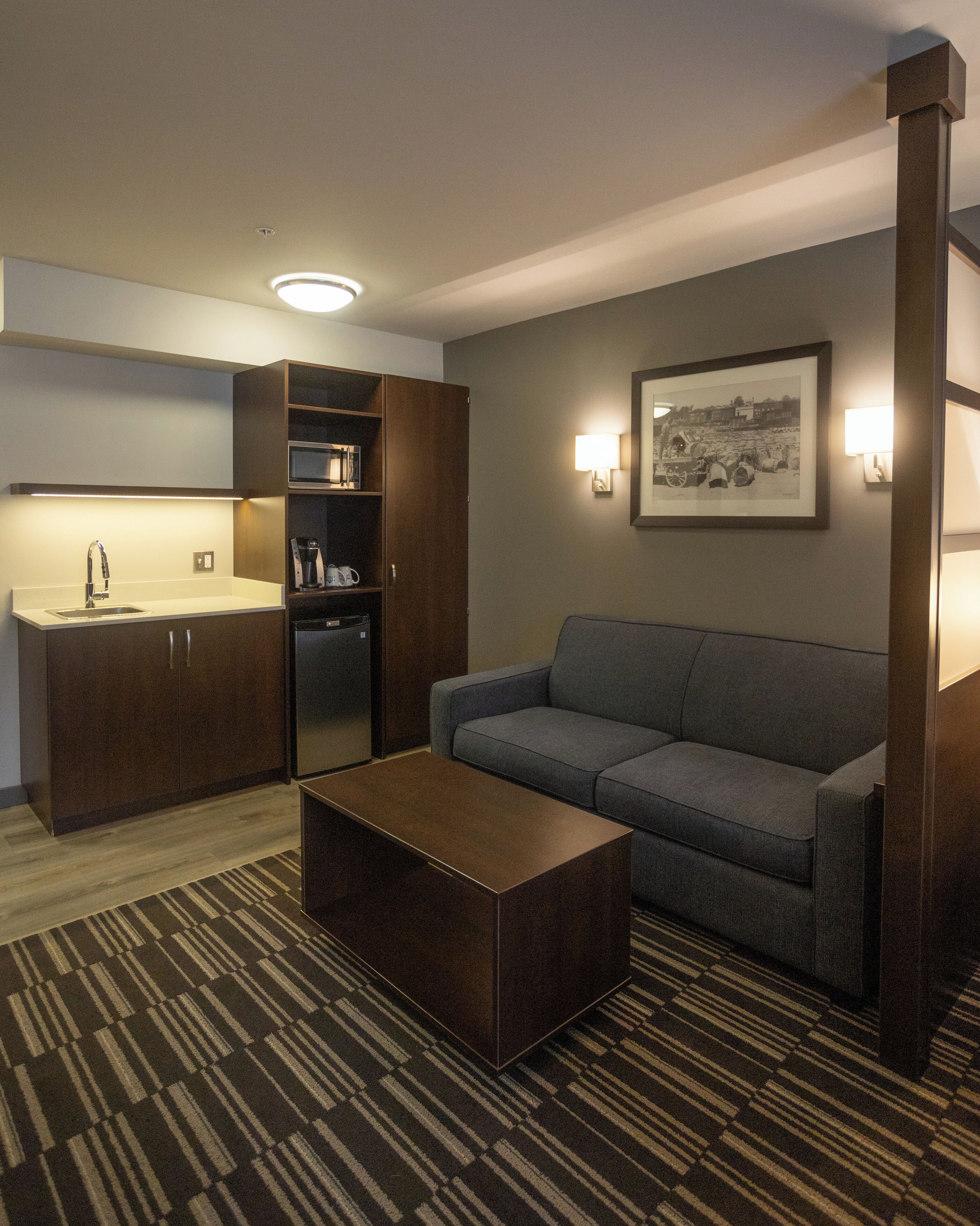 business room, 1 queen bed, non smoking | pillow-top beds, desk, iron/ironing board, cots/infant beds