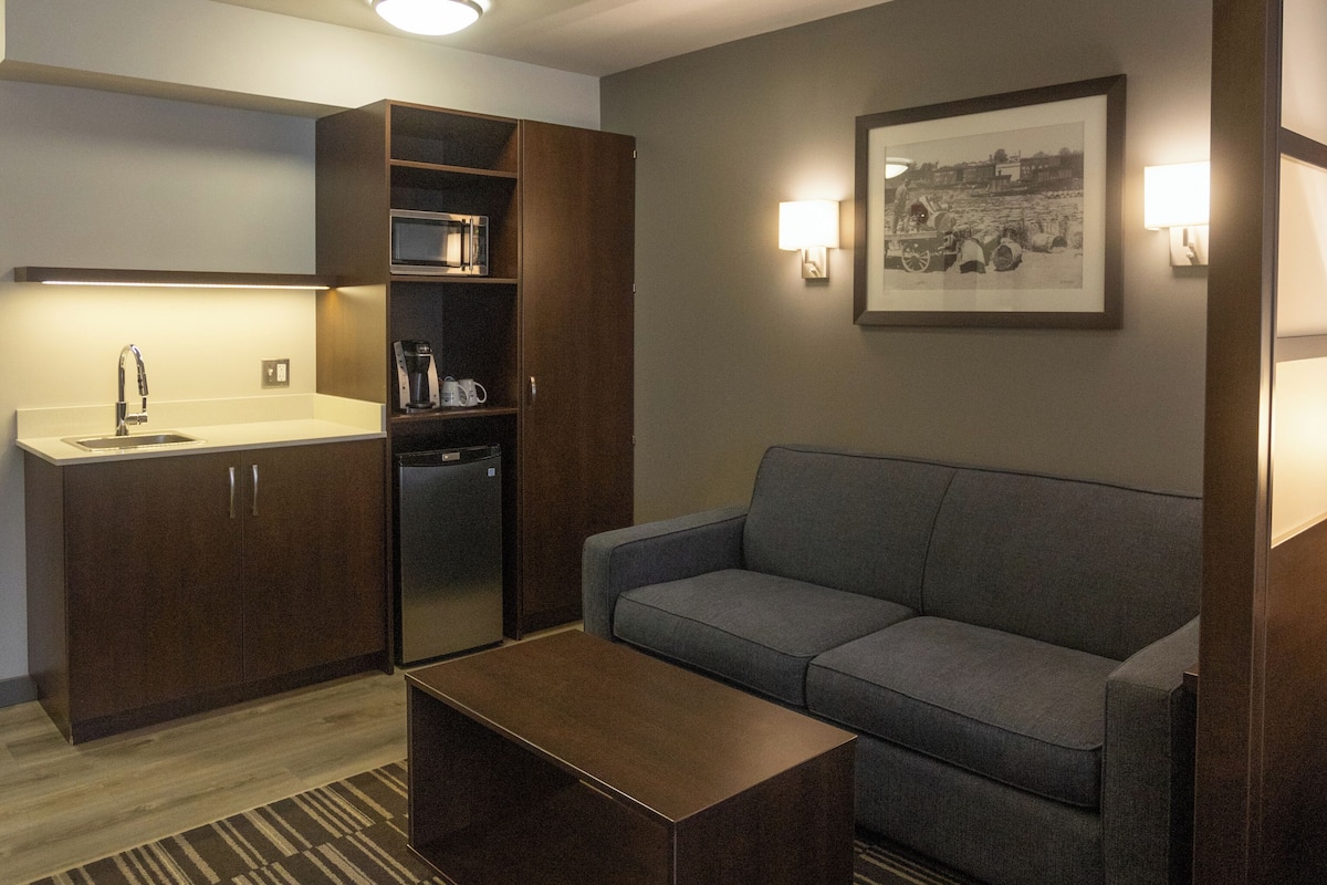 business room, 1 queen bed, non smoking | pillow-top beds, desk, iron/ironing board, cots/infant beds