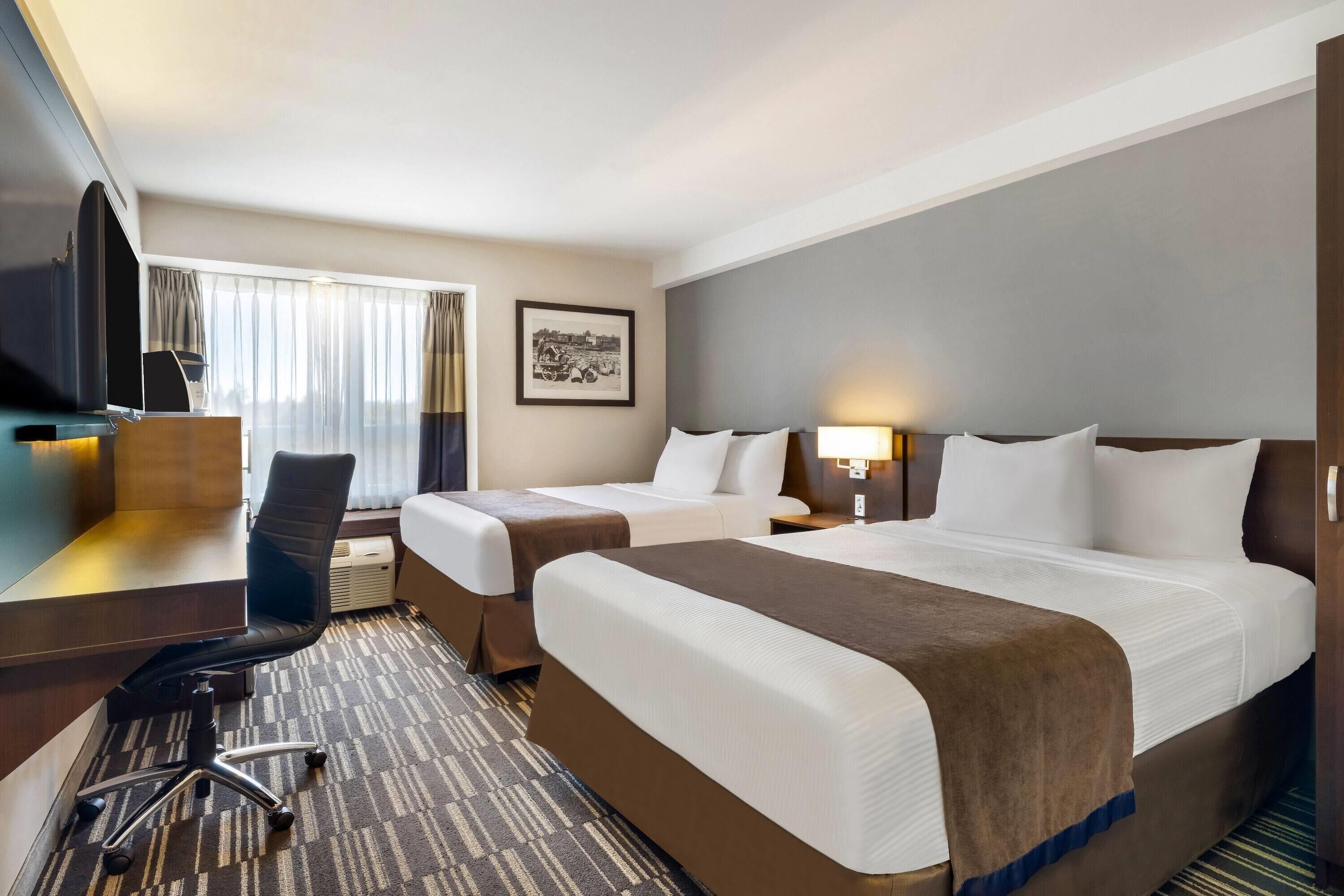 Rom, 2 queensize-senger, ikke-røyk | Senger med overmadrass, skrivebord, strykejern/-brett og barnesenger