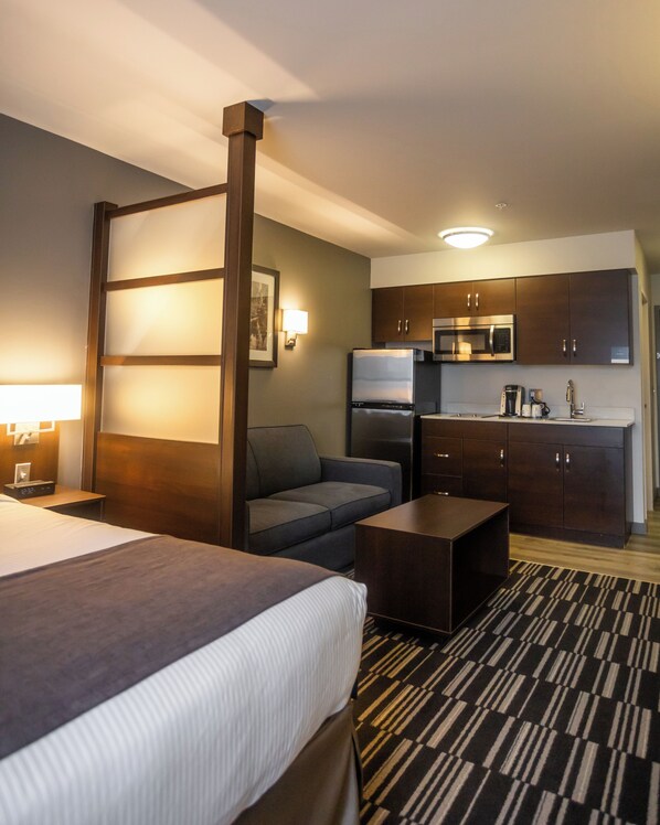 Colchones con pillow-top, escritorio y tabla de planchar con plancha 