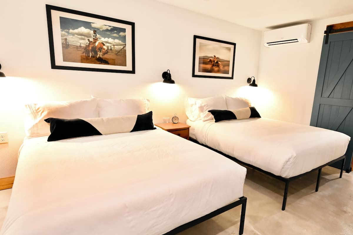 Double Double | Soundproofing, iron/ironing board, WiFi (free), bed sheets