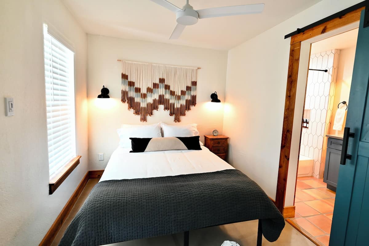 Queen Suite | Soundproofing, iron/ironing board, WiFi (free), bed sheets