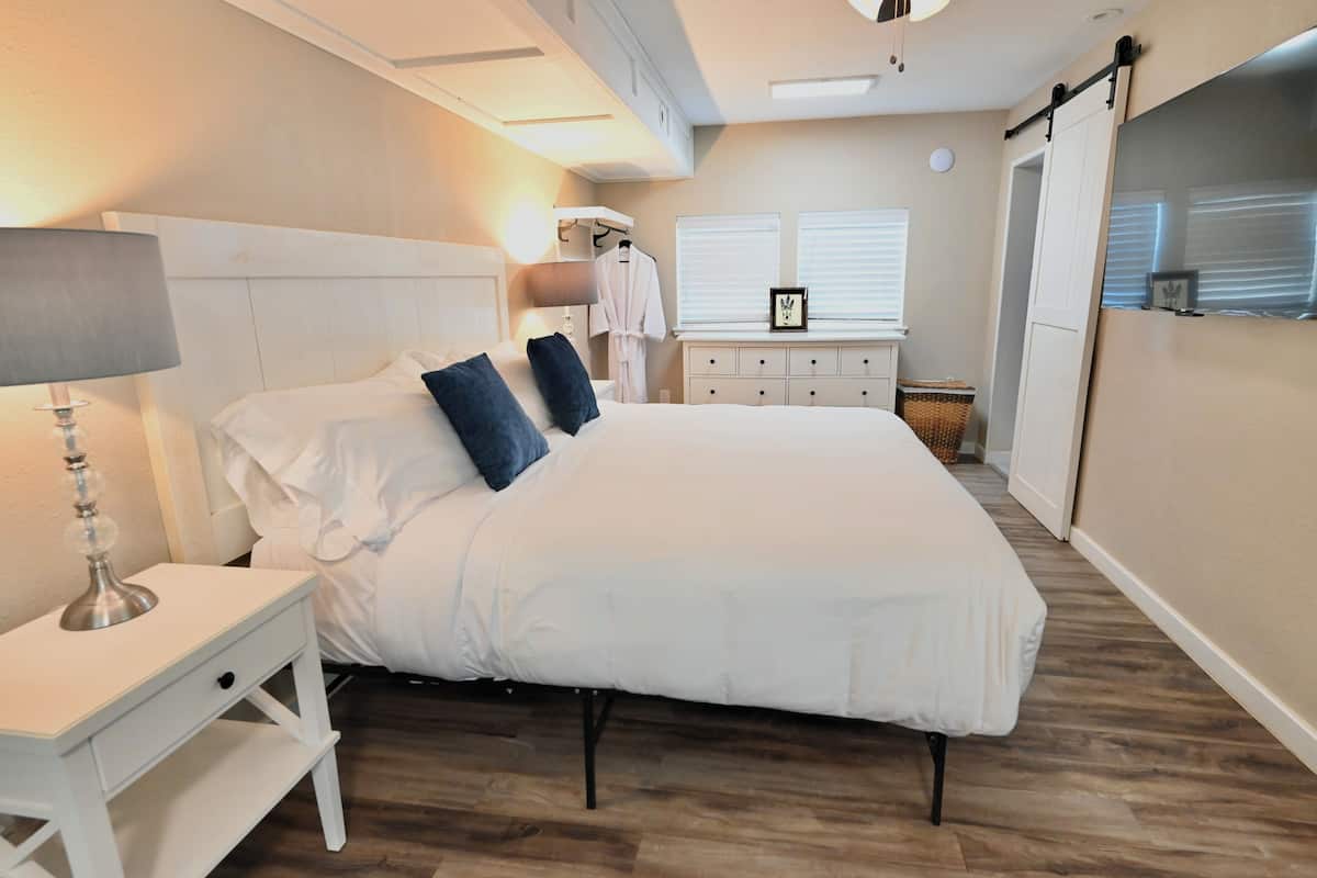 The Bluebonnet Suite | Soundproofing, iron/ironing board, WiFi (free), bed sheets