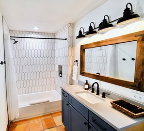 Queen Suite | Bathroom | Rainfall showerhead, hair dryer, towels - Blanco County Inn (Blanco)
