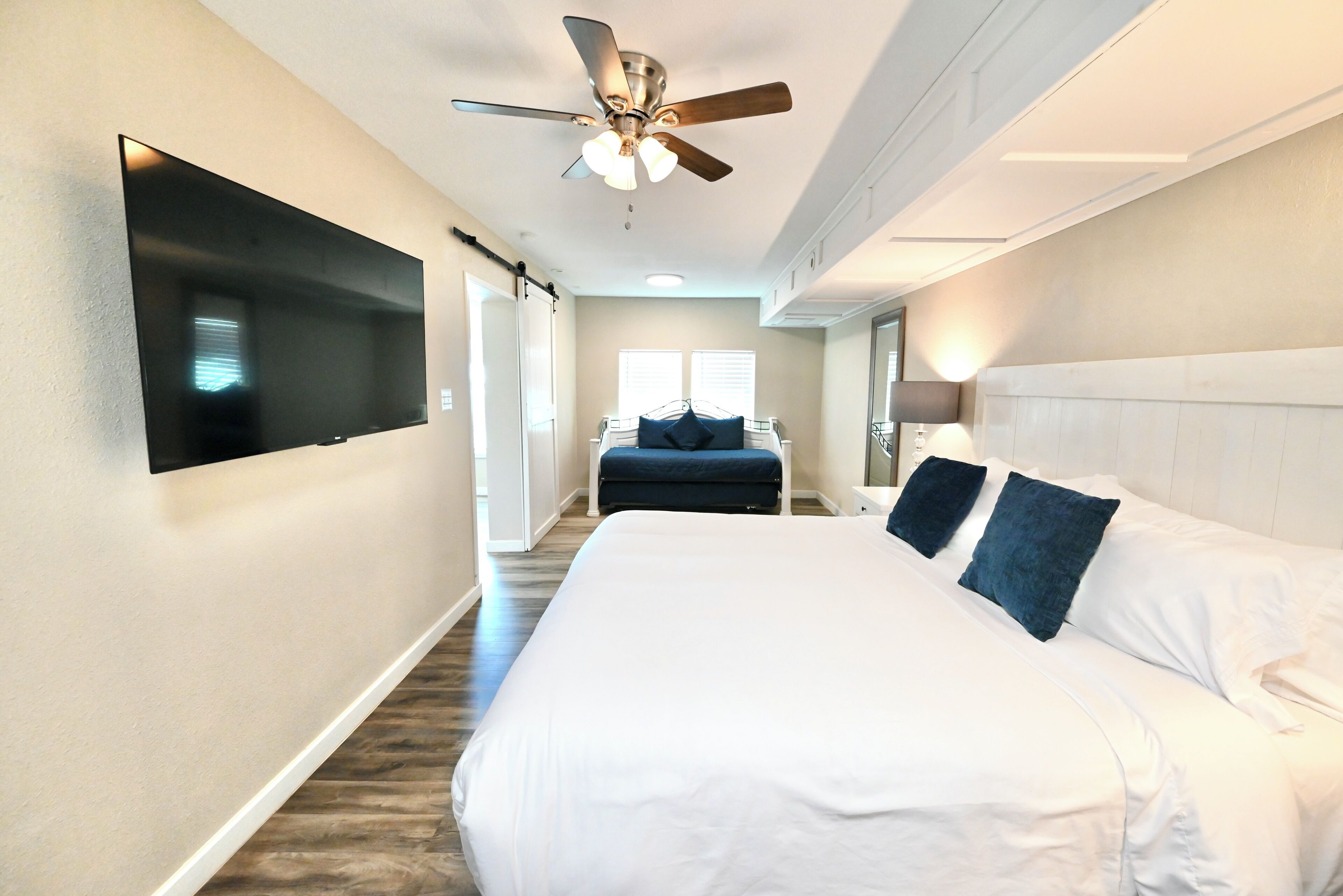 The Bluebonnet Suite | Soundproofing, iron/ironing board, free WiFi, bed sheets