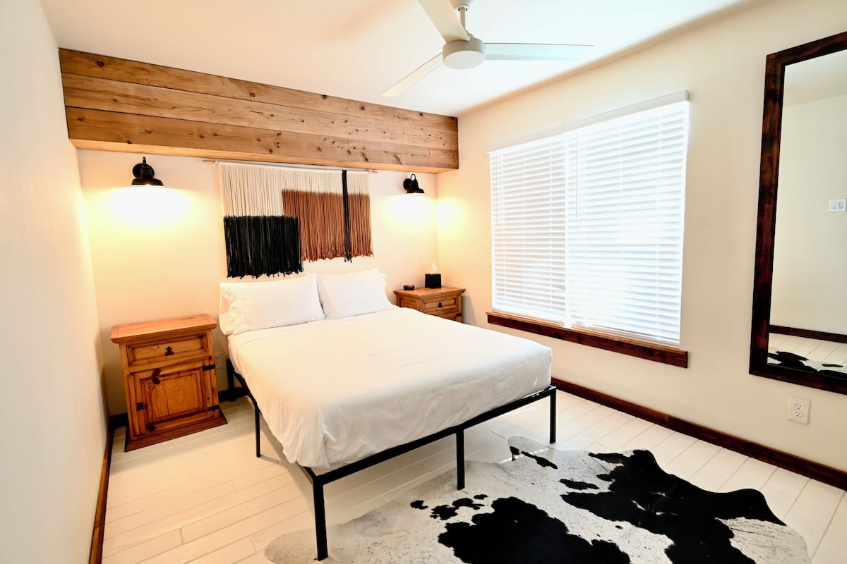 The Dogwood | Soundproofing, iron/ironing board, WiFi (free), bed sheets
