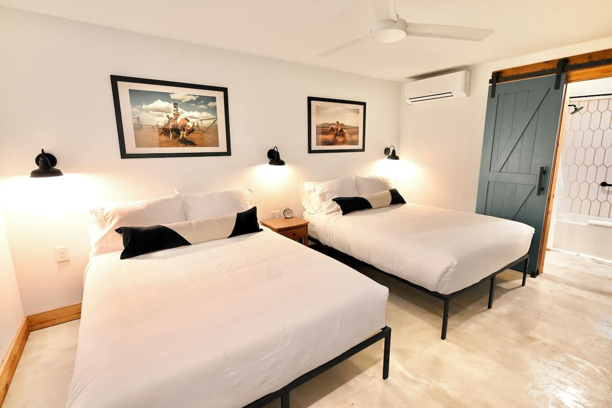 Double Queen | Soundproofing, iron/ironing board, WiFi (free), bed sheets