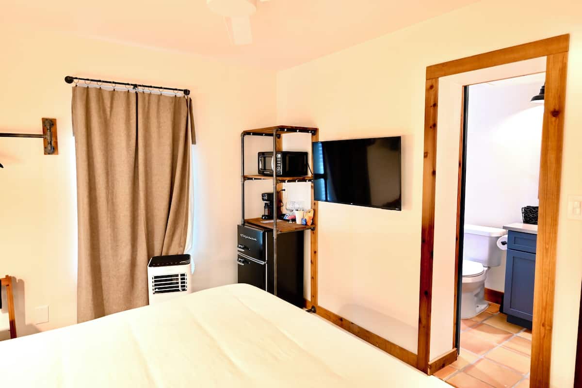 The Hideaway | Soundproofing, iron/ironing board, WiFi (free), bed sheets