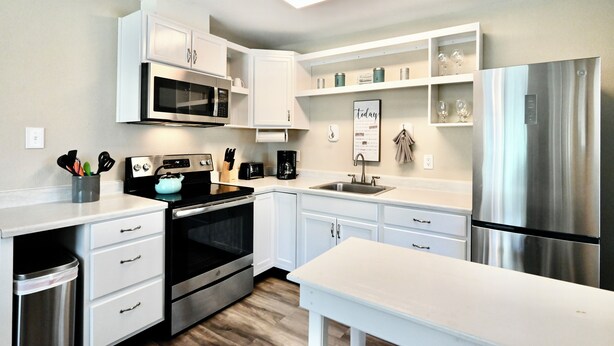 The Bluebonnet Suite | Private kitchen | Mini-fridge, microwave, paper towels - Blanco County Inn (Blanco)